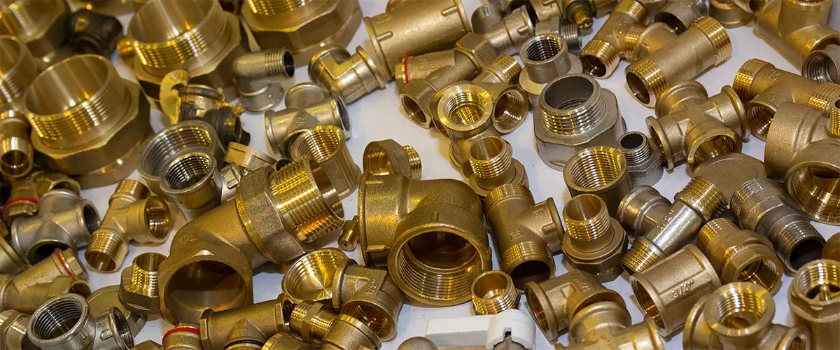A jumble of brass fittings